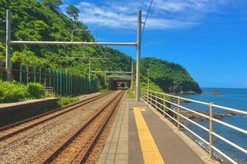 Lạc vào thế giới hoạt hình với ga tàu 'rìa biển xanh' đầy thơ mộng ở Nhật Bản