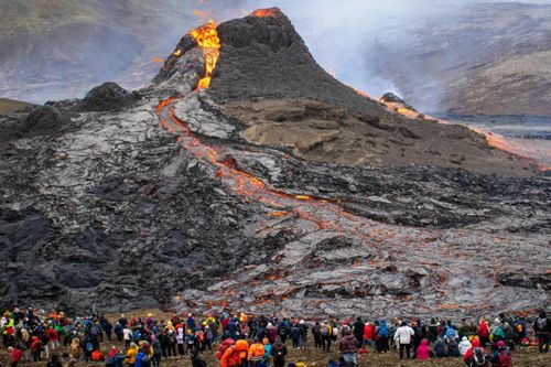 Hơn 20.000 du khách mạo hiểm ngắm núi lửa phun trào ở Iceland