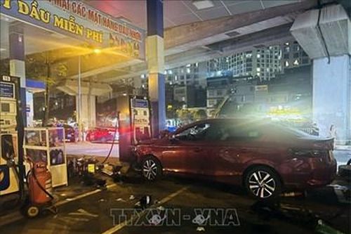 Khởi tố vụ án, tạm giữ lái xe ô tô đâm vào cây xăng ở Hà Nội