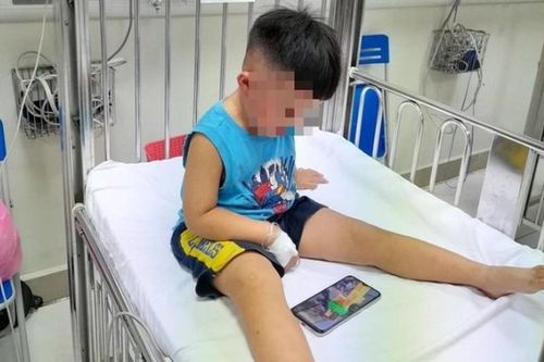 Cứu sống bé trai hơn 3 tuổi nghi bị bạo hành, nhốt trong tủ đông
