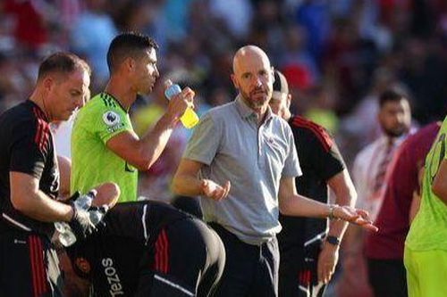 HLV MU không nhận lỗi, chỉ trích học trò sau thảm bại trước Brentford