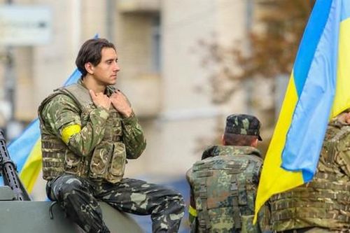 Kinh tế khó khăn, Ukraine phải in thêm tiền để trả lương cho binh sĩ?