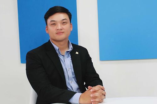 Loạt 8X, 9X ngồi 'ghế nóng' thay cha