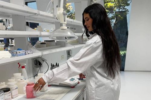 Kylie Jenner bị 'ném đá' vì không mặc đồ bảo hộ vào phòng thí nghiệm mỹ phẩm