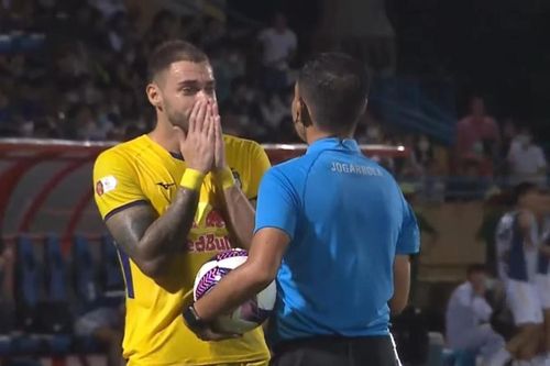 CĐV HAGL 'tấn công' Hà Nội FC: BTC hãy trao cúp luôn cho đội của bầu Hiển