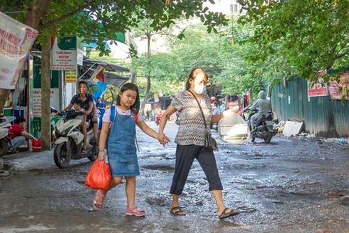 Người già, trẻ nhỏ 'gặp nạn' khi qua con đường đau khổ - Ngõ 282 Kim Giang