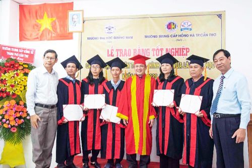 Trao bằng tốt nghiệp Lớp Đại học liên thông giáo dục tiểu học, niên khóa 2020- 2022