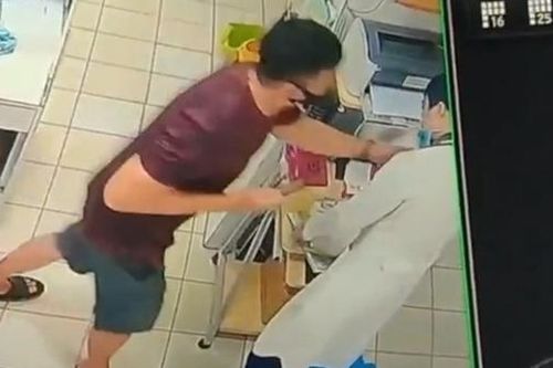 Bác sĩ kiến nghị sắm khiên, áo giáp đề phòng bị tấn công!