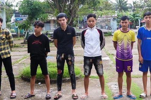 Hai thanh niên bị chém trọng thương ở quán nhậu