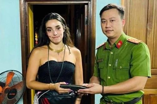 Công an Hội An trao trả du khách nước ngoài tài sản bị đánh rơi