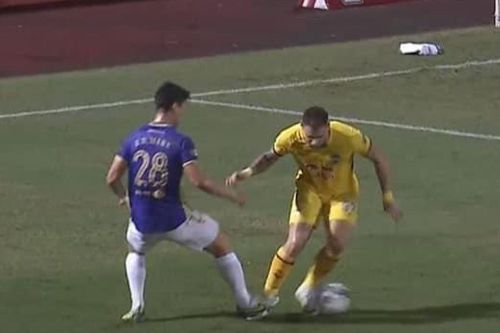 Duy Mạnh dẫm chân tiền đạo HAGL trong vòng cấm, Hà Nội FC thoát phạt đền