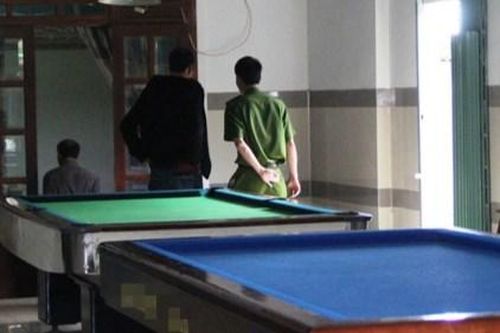 Bắt đối tượng dùng gậy chọc mù mắt, chết não bạn chơi bida