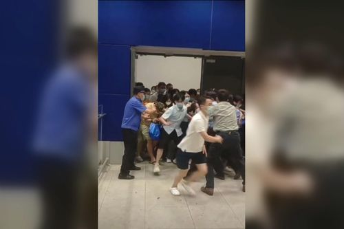 Hàng loạt khách hàng tháo chạy khỏi một cửa tiệm ở Thượng Hải