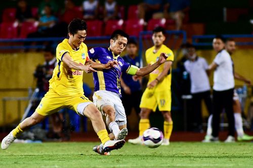 Thắng Hoàng Anh Gia Lai, Hà Nội vô địch lượt đi