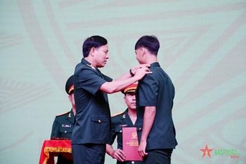 Trường Sĩ quan Thông tin tổ chức lễ tốt nghiệp cho hơn 400 học viên