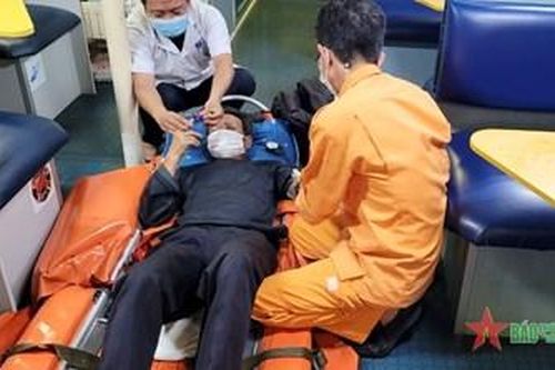 Kịp thời cấp cứu thuyền viên đau nặng trên biển
