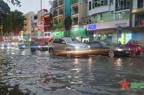 TP Hồ Chí Minh: Mưa rất to, khắp nơi ngập lụt