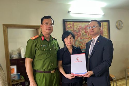 Tặng sổ tiết kiệm cho gia đình 3 liệt sỹ cảnh sát phòng cháy, chữa cháy