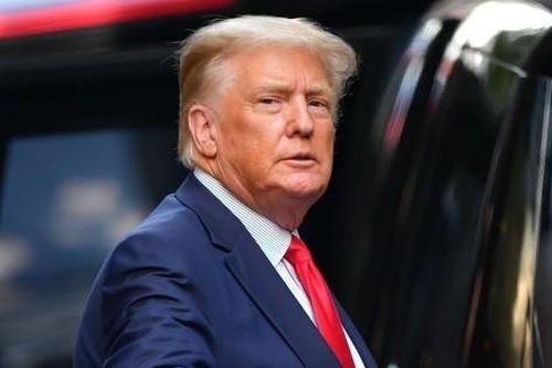 Cựu Tổng thống Trump yêu cầu FBI trả lại tài liệu