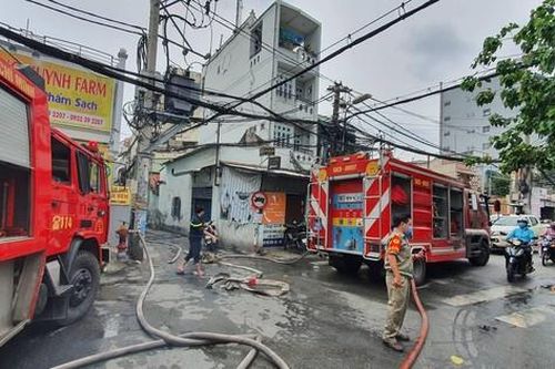 TPHCM: Cháy nhà cao tầng trong khu dân cư, 3 nạn nhân mắc kẹt được giải cứu