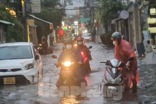TPHCM: Nước dồn vào nhà dân sau khi nâng cấp đường chống ngập hết 500 tỷ đồng