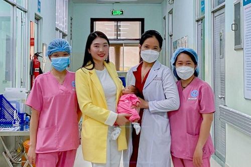 Em bé nặng gần 700 gram về với mẹ sau hơn 100 ngày nằm viện