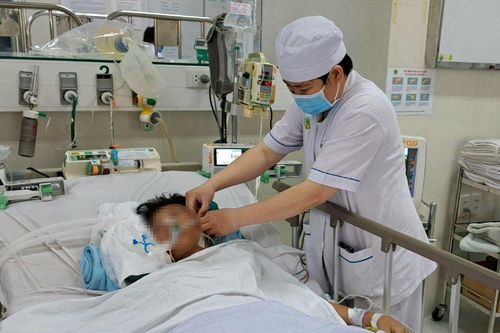 Hai nam sinh biết bơi suýt tử vong vì đuối nước ở hồ bơi