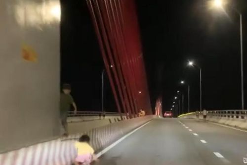 Chơi trên lan can cầu Cửa Hội, bé gái bất ngờ ngã nhào trước đầu ô tô