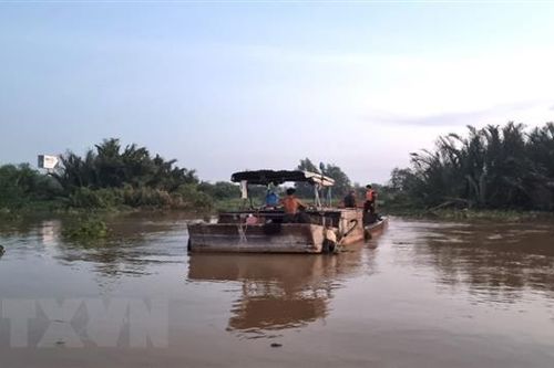 Tạm giữ phương tiện khai thác cát trái phép trên sông Đồng Nai