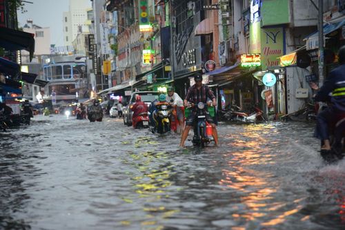 TP Hồ Chí Minh: Mưa lớn kéo dài, hàng loạt tuyến đường chìm trong biển nước