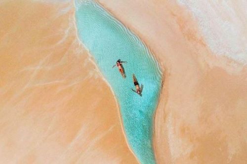 Vùng biển 'kỳ cục' nhất thế giới, chỉ 1 người tắm một lần mà khách vẫn xếp hàng tấp nập