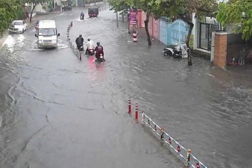 Nhiều tuyến đường tại TP.HCM chìm trong 'biển nước' sau cơn mưa lớn chiều nay