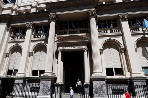 Argentina tăng lãi suất lên gần 70% để chống lạm phát