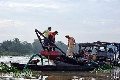 Tạm giữ 2 ghe hút, vận chuyển cát trái phép trên sông Đồng Nai