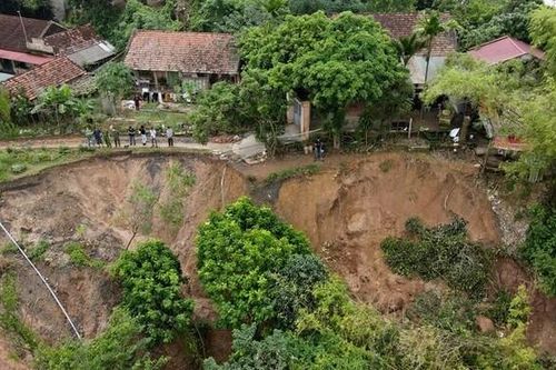 Hà Nội: Khẩn cấp xây dựng công trình khắc phục sạt lở đê điều