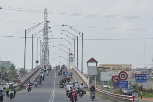 Long An: Đang bảo vệ hiện trường tai nạn, đại úy công an bị xe máy húc trực diện, nguy kịch