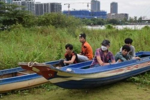 Cột cửa nhốt bảo vệ, dùng xuồng trộm tài sản