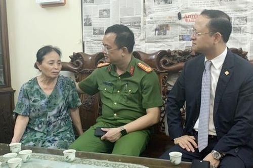 Trao sổ tiết kiệm tặng 3 gia đình liệt sỹ Cảnh sát hy sinh