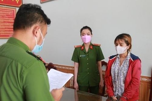 Giám đốc quan hệ khách hàng 'giăng bẫy' lãi suất cao