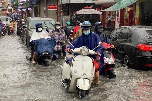 Hàng loạt tuyến đường ở TP Hồ Chí Minh ngập nặng trong cơn mưa trắng trời