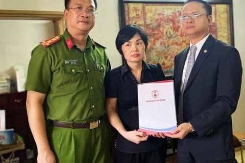 Trao tặng sổ tiết kiệm cho gia đình 3 liệt sĩ Cảnh sát PCCC
