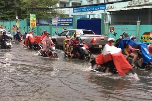 Người dân lội nước trên đường Phạm Văn Chiêu, quận Gò Vấp sau cơn mưa