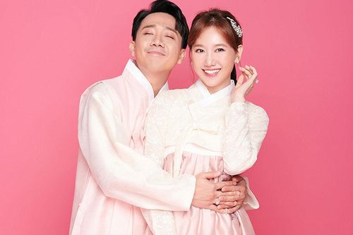 Vợ chồng Hari Won - Trấn Thành cười tươi rói trong trang phục hanbok