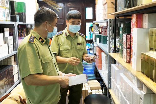 Ngăn chặn mỹ phẩm giả trên 'chợ mạng'
