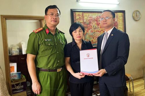 Trao tặng sổ tiết kiệm cho gia đình 3 liệt sĩ cảnh sát phòng cháy, chữa cháy