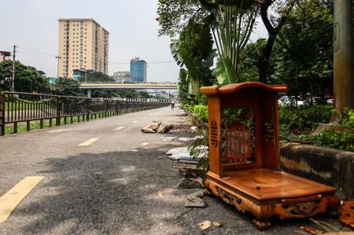 Lối đi bộ ven sông Tô Lịch nhếch nhác với những hình ảnh phản cảm