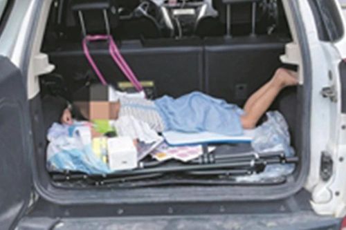 Bị nghi là kẻ bắt cóc vì để con ngủ trong cốp xe