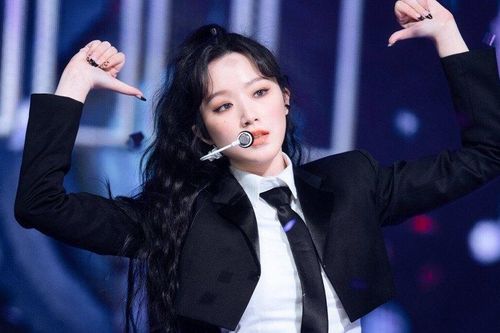 Nữ ca sĩ Shuhua gục ngã trên sân khấu