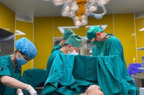 Bệnh nhân 76 tuổi bị tắc ruột do 2 khối u di căn từ đại tràng
