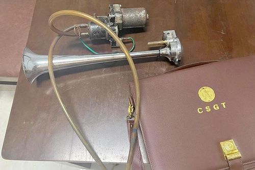 Tài xế tự lắp đặt còi vượt quá âm lượng bị tước bằng lái xe